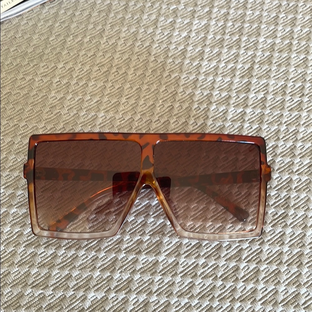 Stylish Tortoiseshell Oversized Sunglasses